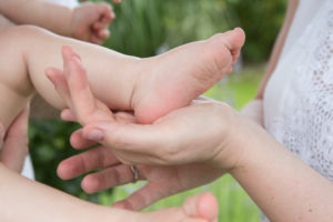 Mutter mit Baby im Garten, Detail Mutter mit Baby im Garten, Detail